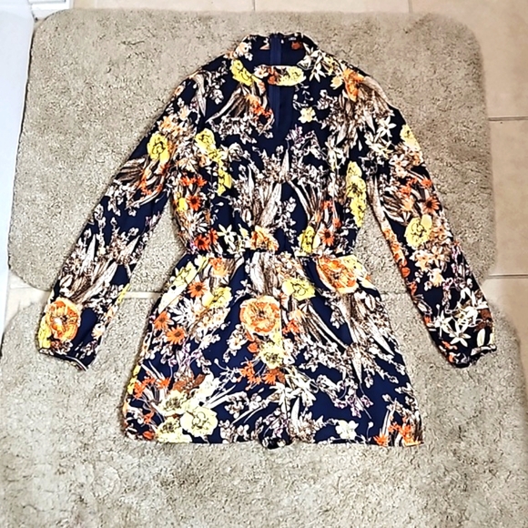 Lucca Multi Color Long Sleeve Short Romper with key hole V Neck Size Medium - Picture 6 of 8